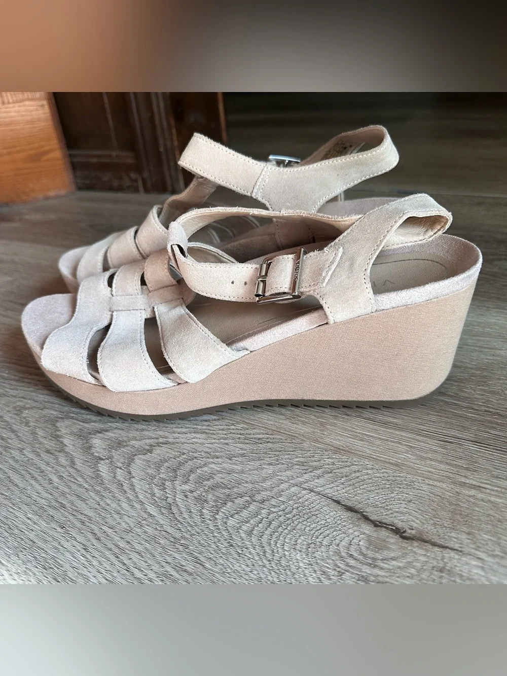 Vionic Hoola Tawny Platform T-Strap Wedge Sandals Nude Suede Leather 11 Wide